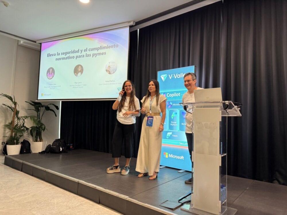 Cristina Cañas, PSS Seguridad en Microsoft, y Pilar García, Business Developer Microsoft Security en V-Valley, junto a Rafael Barbas, CSP Technical and Cloud Solution Architect en V-Valley