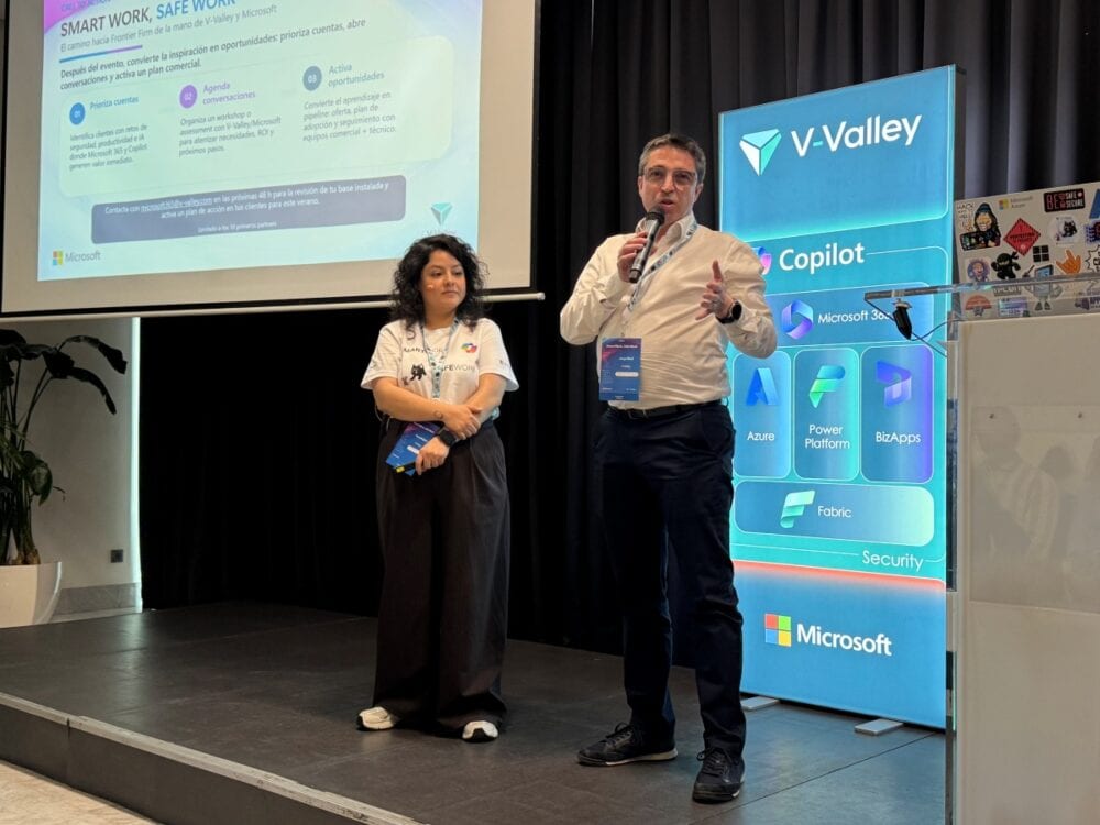 Jorge Girol, Microsoft Business Unit Director en V-Valley y Paula Grijalva, Modern Work Lead en V-Valley
