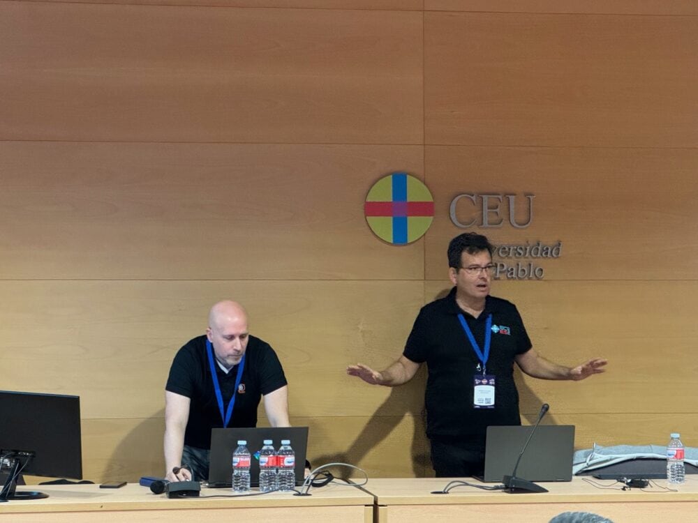 Javier Armesto y Roberto Corella hablando de IA y negocio: Document Intelligence Station