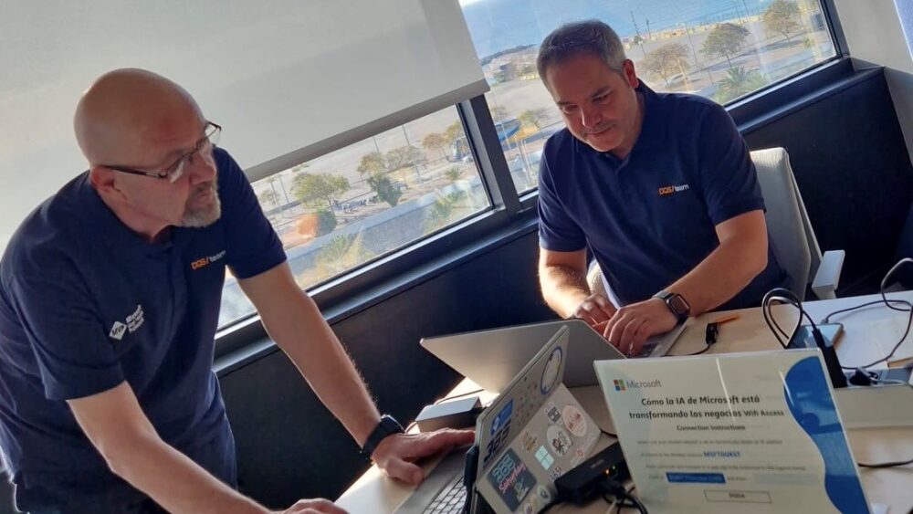 Noé Villar y Toni Granell preparando todo para la IA en acción en Microsoft Barcelona