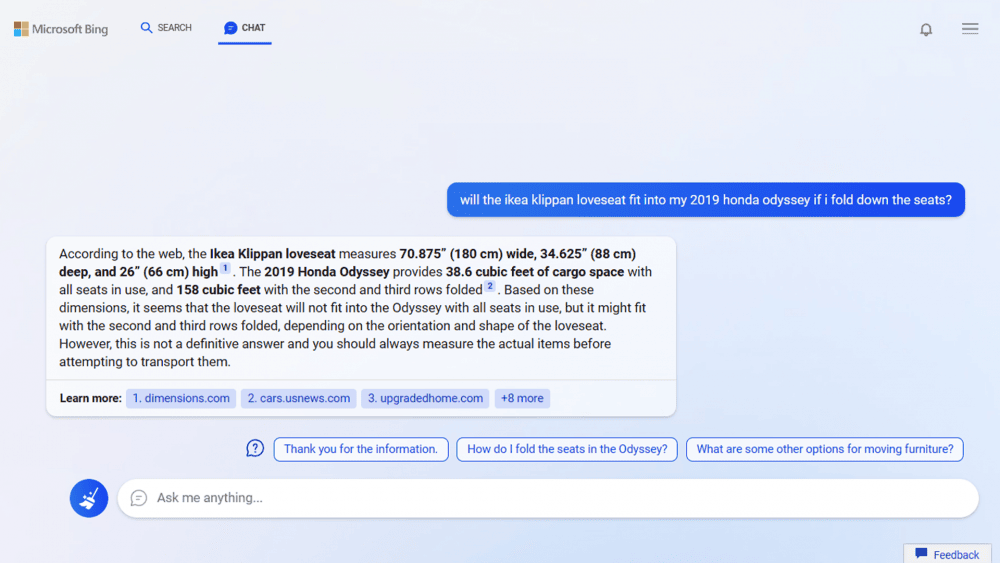 El nuevo Bing ofrece una experiencia de chat interactiva. Esta consulta muestra a alguien que pregunta si un sofá de IKEA cabe en la parte trasera de su coche.